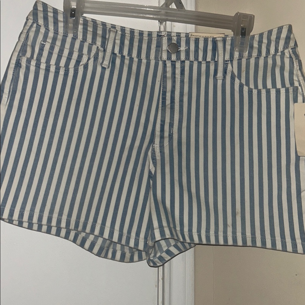 Universal Thread NWT Blue & White Striped High-Rise Jean Shorts size 12 - Picture 2 of 6